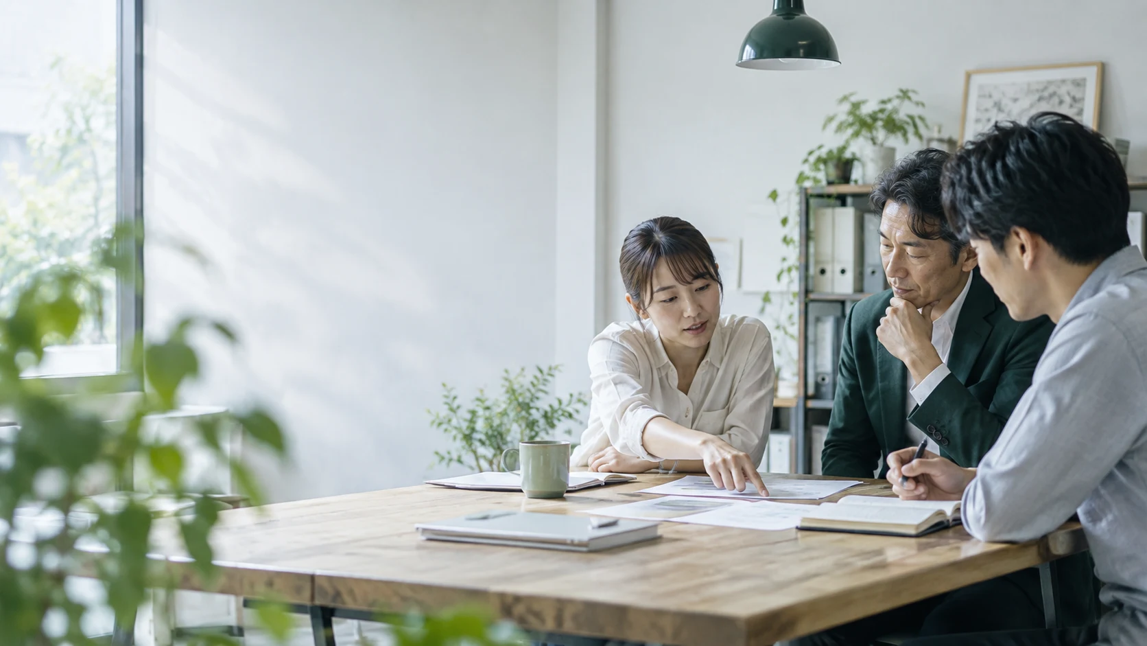 小さな会社の担当者と支援者が、業務の流れを資料で一緒に整理する様子