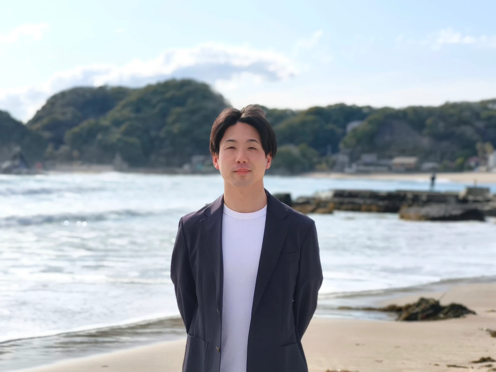 海辺を背景にした川口徹のプロフィール写真